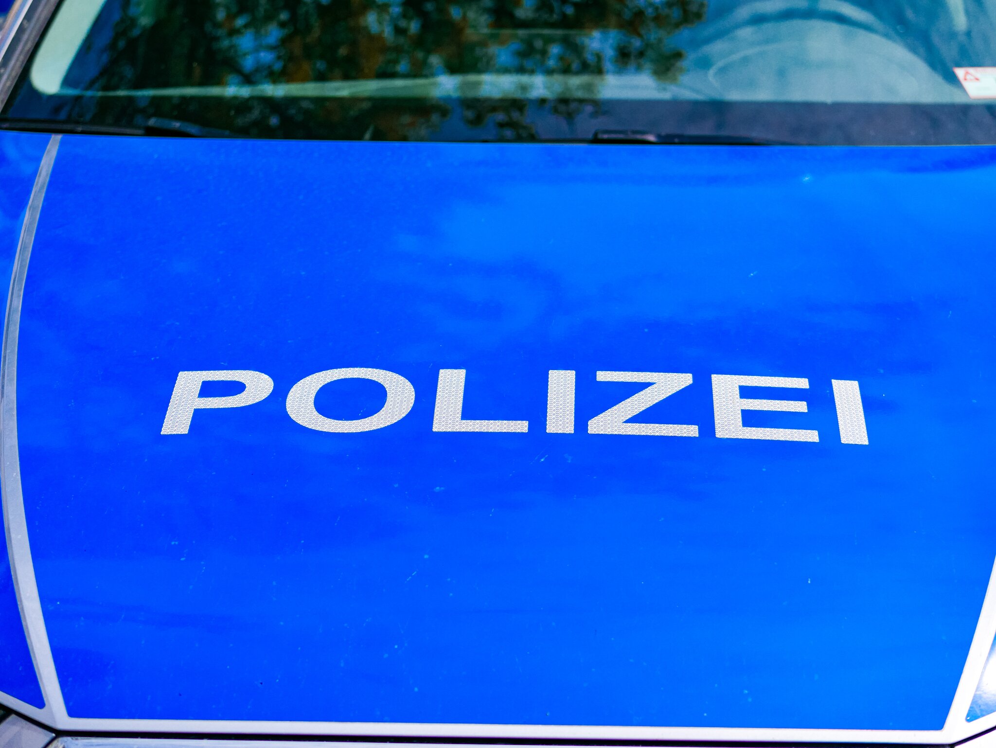 Radfahrer-zeigt-Polizisten-nach-der-Kontrolle-in-R-lzheim-den-Mittelfinger