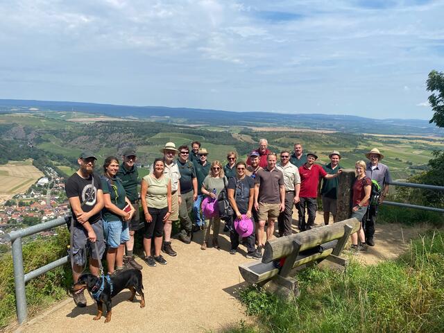 Besuch aus Baden - Württemberg  Aussichtspunkt Lemberg mit wunderschönem Blick auf die Nahe und die Weinberge in Oberhausen/Nahe und Niederhausen/Nahe und des weiteren Anbaugebietes der Nahe  | Foto: Gemeinde Feilbingert 
