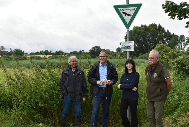 v.l. Kurt von Nida, Vorstand NVS NaturStiftung Südpfalz, Dietmar Seefeldt, Landrat Kreis Südliche Weinstraße, Maria Merrbach, Schilddesignerin NVS NaturStiftung Südpfalz, Klaus Walter, Vorsitzender Kreisgruppe SÜW im Landesjagdverband Rheinland-Pfalz. | Foto: NVS NaturStiftung Südpfalz