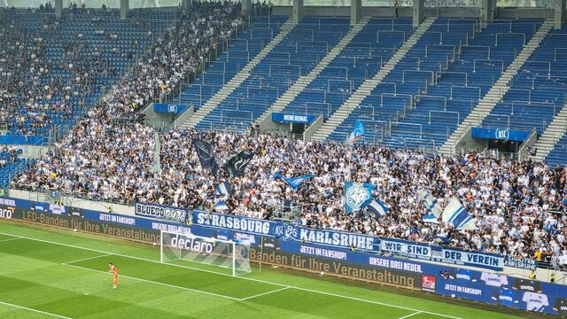 Gemeinsam sind die Fans hinter dem KSC-Tor | Foto: www.jowapress.de