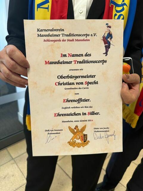 Die Urkunde für den Oberbürgermeister | Foto: Dirk Schuhmann Stadt Mannheim