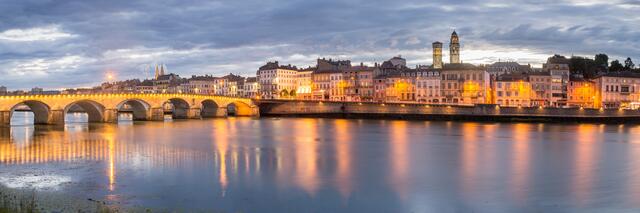 Entdecken, Genießen, Erleben - 19. Leserreise: Kreuzfahrt durch die malerische Provence und Burgund
mâcon    Lovely Riverside View of the City Macon, France       tichr stock.adobe.com.jpeg | Foto: mâcon    Lovely Riverside View of the City Macon, France       tichr stock.adobe.com.jpeg