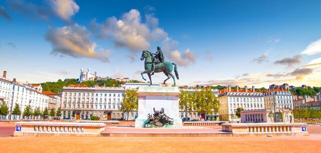 Entdecken, Genießen, Erleben - 19. Leserreise: Kreuzfahrt durch die malerische Provence und Burgund
Place Bellecour à Lyon, France | Foto:  Alexi Tauzin/stock.adobe
