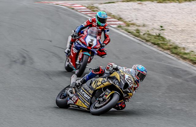 Markus Reiterberger (BMW) vor Florian Alt (Honda) | Foto: Marcel Uhlmann