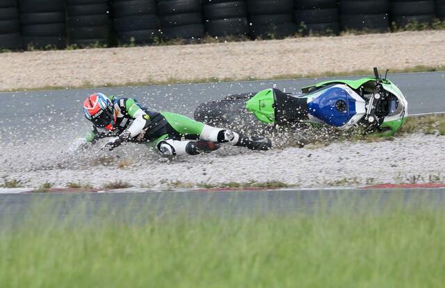 Sturz von Kawasaki-Pilot Leandro Mercado aus Argentinien | Foto: Stefan Schlegel