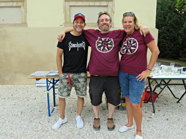 André Poschadel, Regisseur Benjamin Wagener, Merch-Chefin Stephanie Veth | Foto: Brigitte Melder