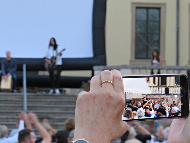Und die Handys hoch | Foto: Brigitte Melder