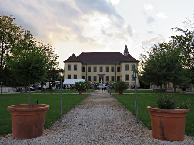 Ein wunderschöner Schlossgarten mit Blick auf das Schloss | Foto: Brigitte Melder