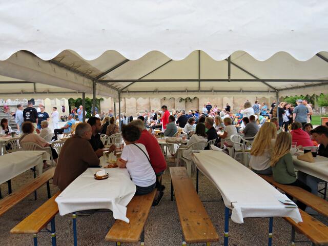 Unter dem Zelt | Foto: Brigitte Melder