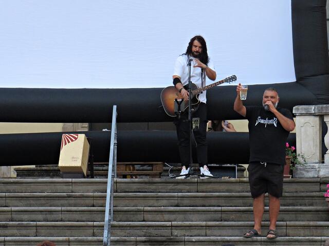 Erstmal was trinken: Prost | Foto: Brigitte Melder