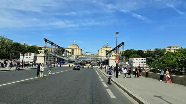 Tribüne am Palais Chaillot | Foto: thi