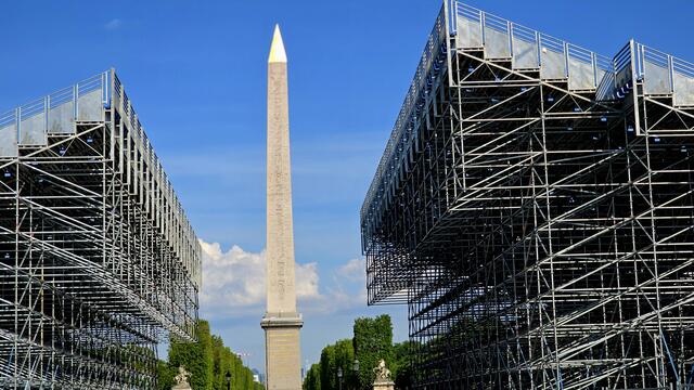 Zwischen den Tribünen ist der Obelisk noch sichtbar | Foto: thi