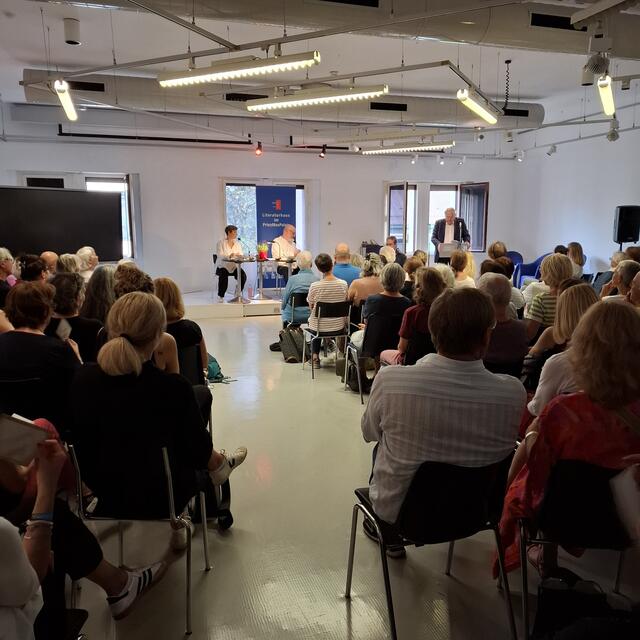 Volles Haus bei der Lesung | Foto: jus