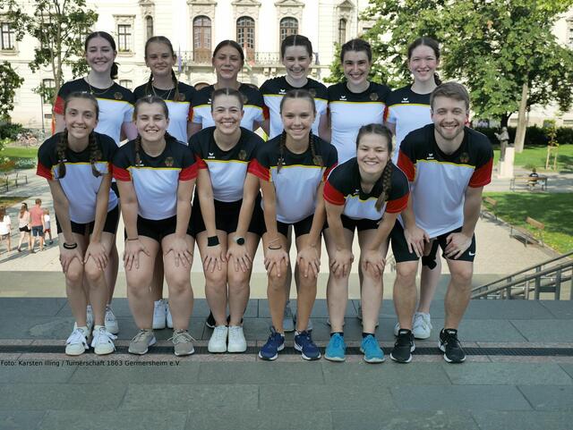 Hintere Reihe vlnr: Diana Brauer, Stefanie Nering, Alexandra Florinski, Sarah Höfers, Ronja Höfers und Emilia Messerschmidt   ---   Vordere Reihe vlnr: Christina Khramtsov, Fabienne Metzger, Bianca Illing, Milena Riester, Simone Illing und Mark Maurer | Foto: Karsten Illing