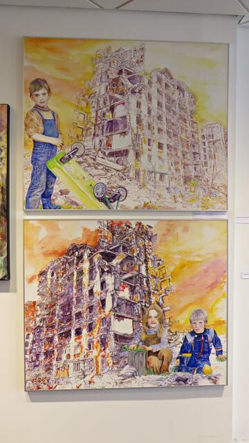 Zwei Gemälde zum Thema "Warchild" | Foto: Brigitte Melder