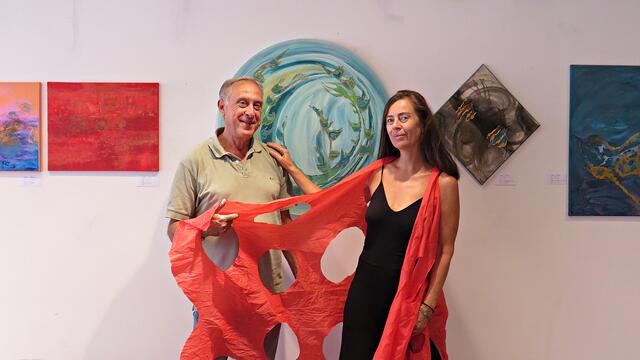 Aldo und Judith vor ihren Gemälden mit außergewöhnlichem Outfit | Foto: Brigitte Melder