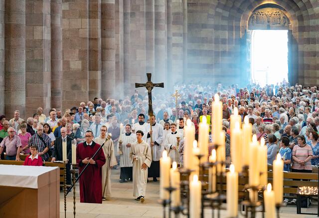 Einzug in den Dom zu Feier des Hochfestes Mariä Himmelfahrt 2023 | Foto: Bistum Speyer/Klaus Landry