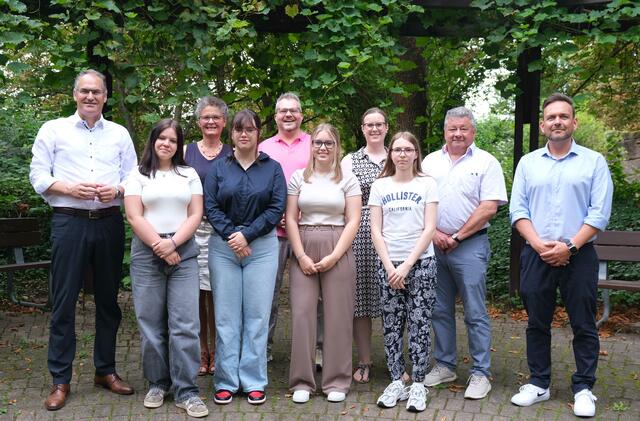Lysann Schultz, Darlene Wilhelm, Lenie Katharina Kindler und Sophie Herrmann (erste Reihe von links) lassen sich zur Verwaltungsfachangestellten ausbilden. In der zweiten Reihe von links: Landrat Dietmar Seefeldt, stellvertretende interne Gleichstellungsbeauftragte Sabine Huber, Sebastian Renner, Referatsleiter „Personal und Organisationsentwicklung, Zentrale Dienste“, Larissa Conrath, Sachgebietsleiterin Personal, Personalratsvorsitzender Udo Baumgartner und Personalsachbearbeiter Marco Roth. | Foto: KV SÜW
