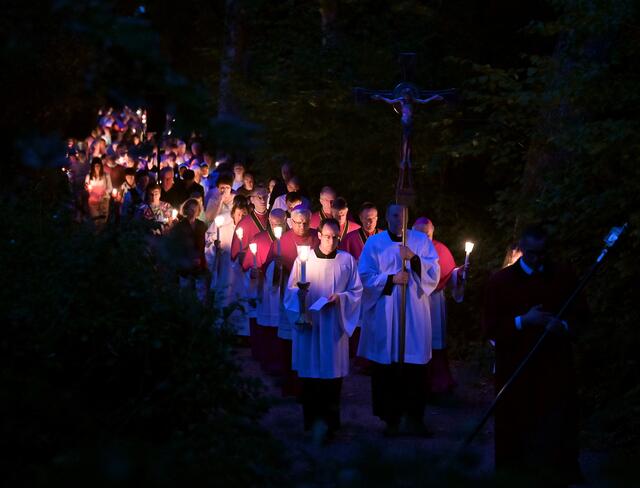 Lichterprozession durch den Domgarten am Abend des Festtags Mariä Himmelfahrt 2023 | Foto: Bistum Speyer/Klaus Landry