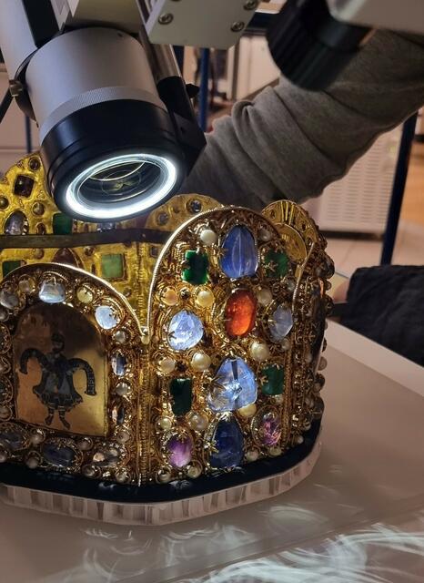 Ein hochauflösendes 3D-Digitalmikroskop beim Scannen der Innenseite der Reichskrone | Foto: KHM-MUSEUMSVERBAND.