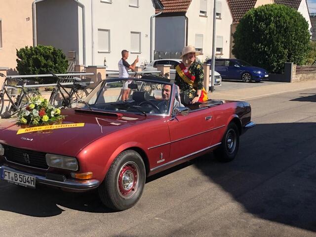 Kerwe Eppstein: Highlight im Umzug ist Miss Strohhut im Peugeot 504 Cabriolet | Foto: OG Eppstein