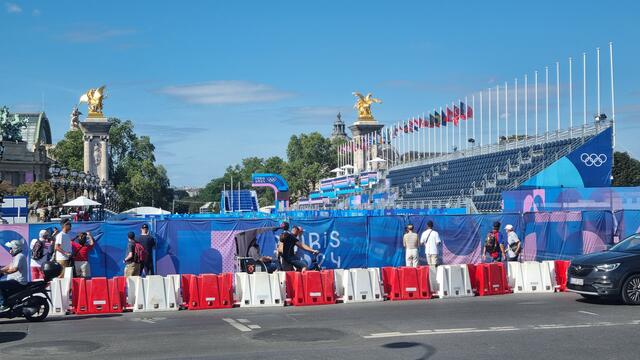 Absperrungen begleiten die Spiele - und viele Besucherinnen und Besucher versuchen ob der hohen Eintrittspreise, zumindest einen Blick durch den Zaun auf die Sportanlagen zu erhaschen!  | Foto: www.jowapress.de