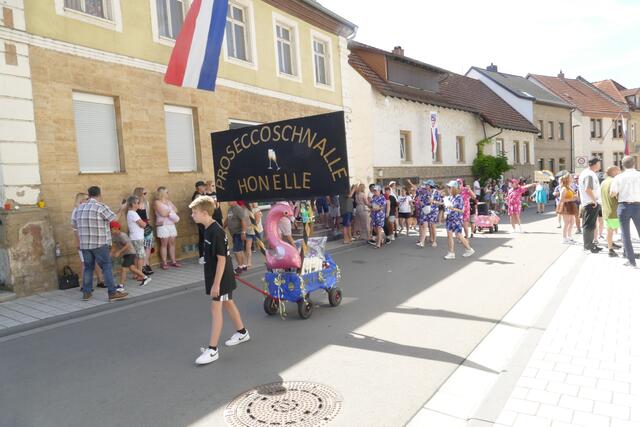 Bei vielen Umzügen im Einsatz: Die „Prosecco-Schnallen “ aus Hohenöllen.   | Foto: Horst Cloß