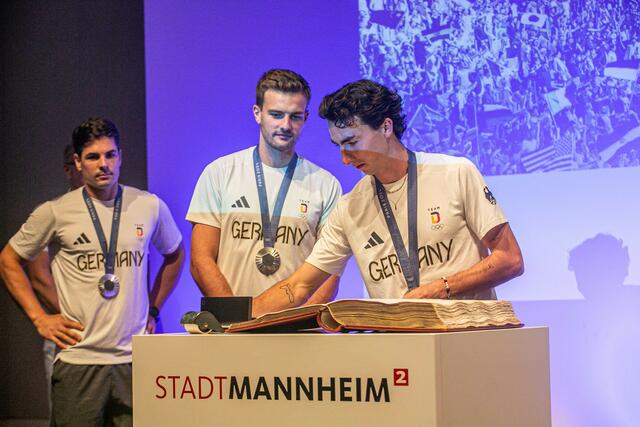 Hockeyspieler und Silbermedailliengewinner Teo Hinrichs,Gonzalo Peillat und 
Jusus Weigand | Foto: Wolfgang Neuberth