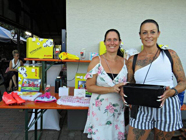 Melanie Bergdolt und Janina Marx verkauften Lose für den guten Zweck | Foto: Brigitte Melder