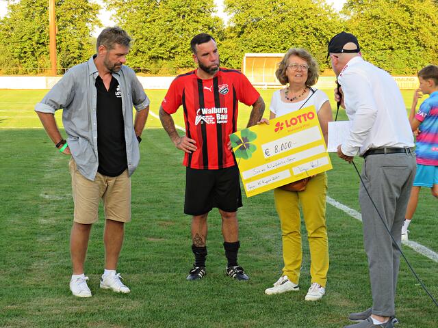 Irmgard Münch-Weinmann mit dem Scheck | Foto: Brigitte Melder