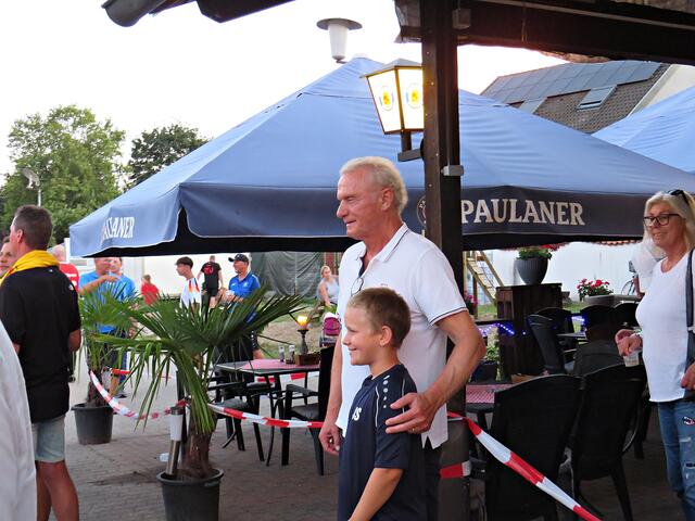 Fotoshooting Hans-Peter Briegel mit Fan | Foto: Brigitte Melder