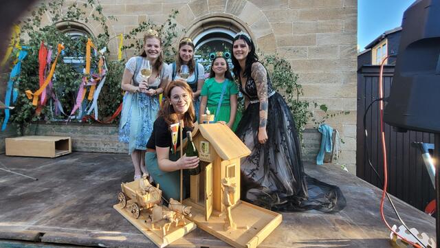 Die Lachen-Speyerdorfer Hoheiten gemeinsam mit Ortsvorsteherin Fabienne Gerau-Frisch und dem von Hans Herrmann gebastelten "Kerwe-Gefängnis". | Foto: Markus Pacher