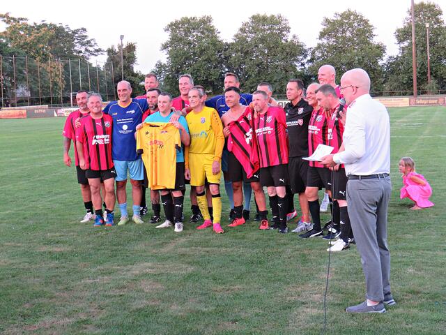Trikotübergabe und Gruppenbild | Foto: Brigitte Melder
