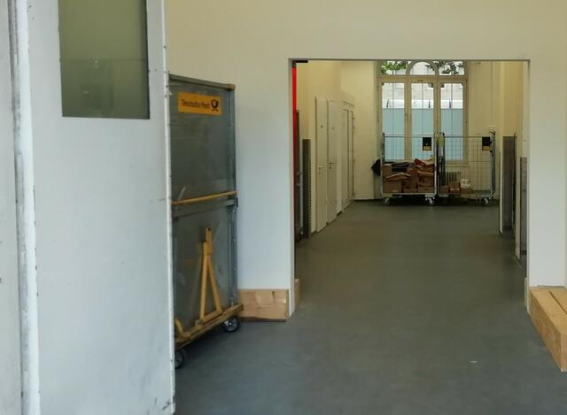 Wurde das DHL Paket nicht zugestellt, obwohl zuhause jemand war? Morgens verlassen tausende Pakete die Paketzentren in Großstädten. Vermutlich ist der Paketbote unter starken Zeitdruck geraten.  | Foto: Julia Glöckner