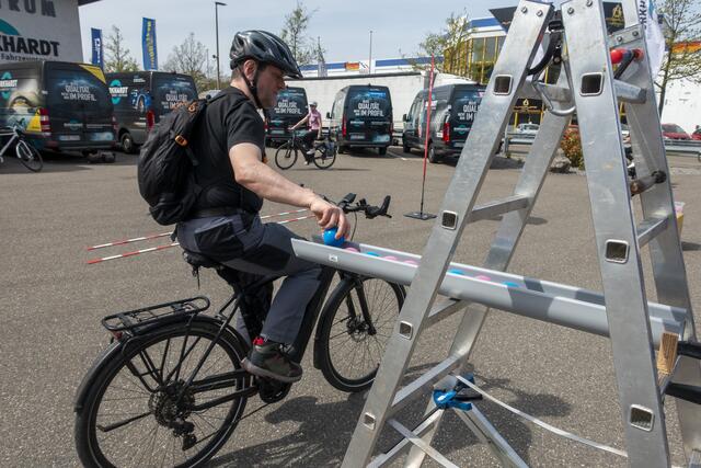Einhändig fahrfen, Ball aufnehmen | Foto: Gerhard Öfner