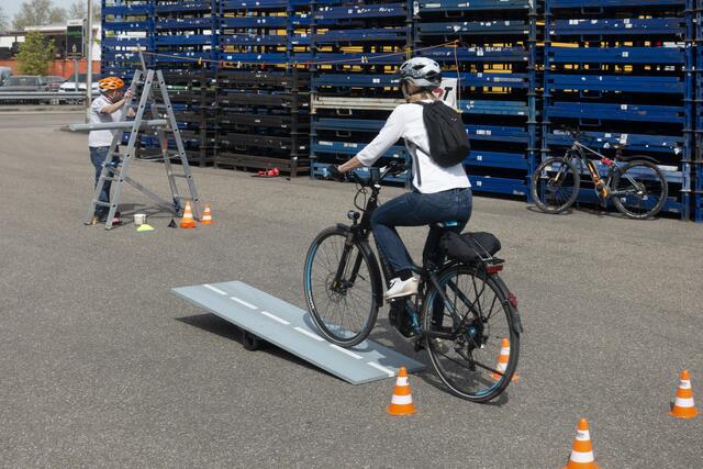 Über eine Wippe fahren | Foto: Gerhard Öfner