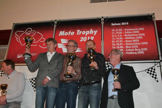 Zweitakt Ehrung von der Moto Trophy 2019 mit Herbert Hauf (zweiter von rechts)  | Foto: Michael Sonnick