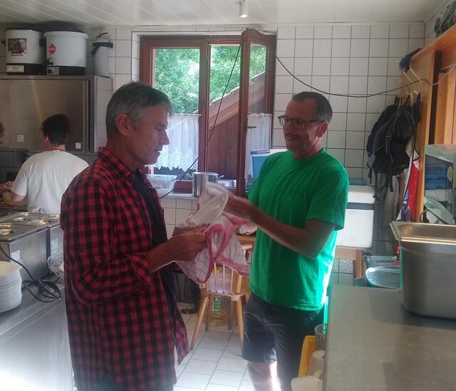 Ex Radprofi und 12 maliger Teilnehmer der Tour de France, Udo Bölts, gemeinsam mit dem Hüttenwart, Thomas Dawo, beim Arbeitseinsatz in der "Nello Küche" | Foto: Rudi Birkmeyer