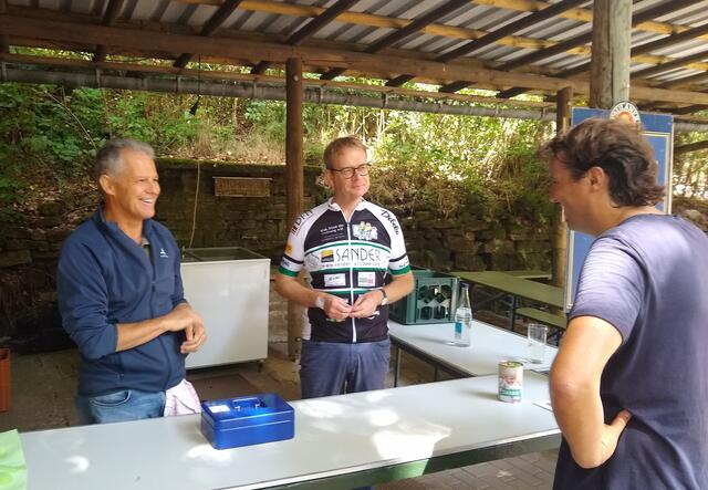 MdB Dr. Thomas Gebhart und Jürgen John am Ausschank!
Aussage Gebhart: Eine tolle Aktion heute von Rudi Birkmeyer und seinem Team der Vor-Tour der Hoffnung e.V. Kümmerer der Pfalz heute auf der Nello Hütte. Ich hatte auch richtig Spaß beim Helfen im Ausschank und Sammeln von Spenden für krebskranke Kinder. | Foto: Rudi Birkmeyer