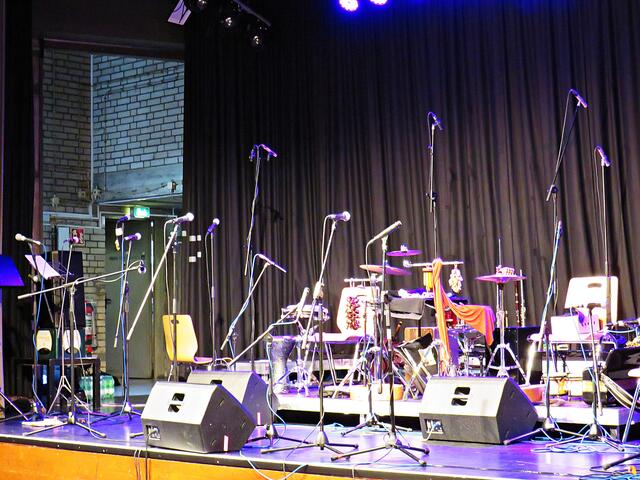 Die Stage mit den vielen Mikrofonen | Foto: Brigitte Melder