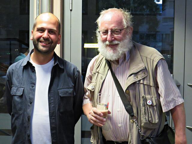 Kurz frische Luft schnappten Ortsvorsteher LU-Nord Osman Gürsoy und Günther Hummrich vor dem Kulturzentrum dasHaus | Foto: Brigitte Melder