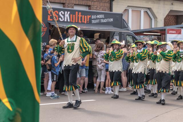 1.250 Jahre Bellheim - der Festumzug mit Gästen aus dem Umland (hier aus Schaidt) | Foto: Paul Needham