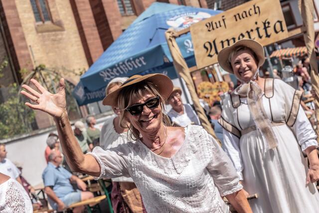 1.250 Jahre Bellheim - der Festumzug mit historischen Elementen | Foto: Paul Needham