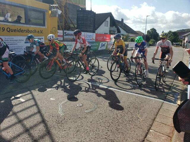 Start der U 13 Raphael im blauen Trikot und grünem Helm  | Foto: Franziska Bierling