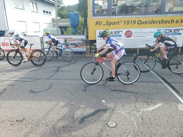 Felix beim Start blaues Trikot | Foto: Franziska Bierling