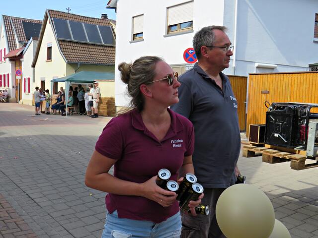 Biene-Chefin Jule sorgte dafür, dass die Zugteilnehmer genügend tranken | Foto: Brigitte Melder