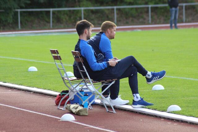 "Randerscheinung": der dauerverletzte Spielertrainer Jonas Jung und "Sportdirektor" Daniel Philipp verfolgen akribisch die Partie in Kirchheimbolanden und können am Ende den ersten Punktgewinn der Saison bejubeln.  | Foto: Horst Cherdron 