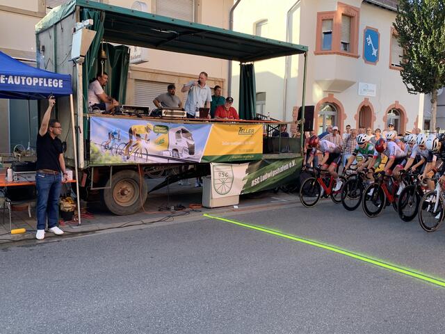 Andreas Zeller gab den Startschuss beim Radrennen in Mutterstadt | Foto: Michael Sonnick