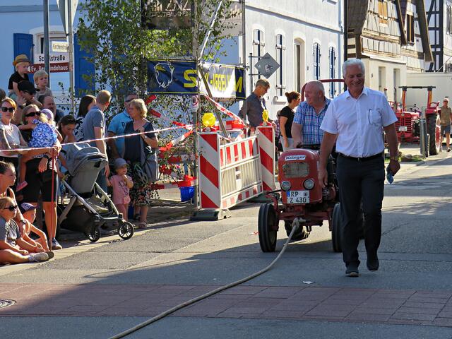 Bürgermeister Peter Christ und Johannes Zehfuß auf dem Traktor | Foto: Brigitte Melder