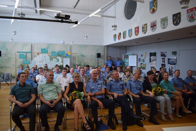 Zahlreiche Kolleginnen und Kollegen waren der Einladung gefolgt. Auch Landrat Dietmar Seefeldt und Stadtbürgermeisterin Carmen Winter waren zu Gast.  | Foto: B. Bender
